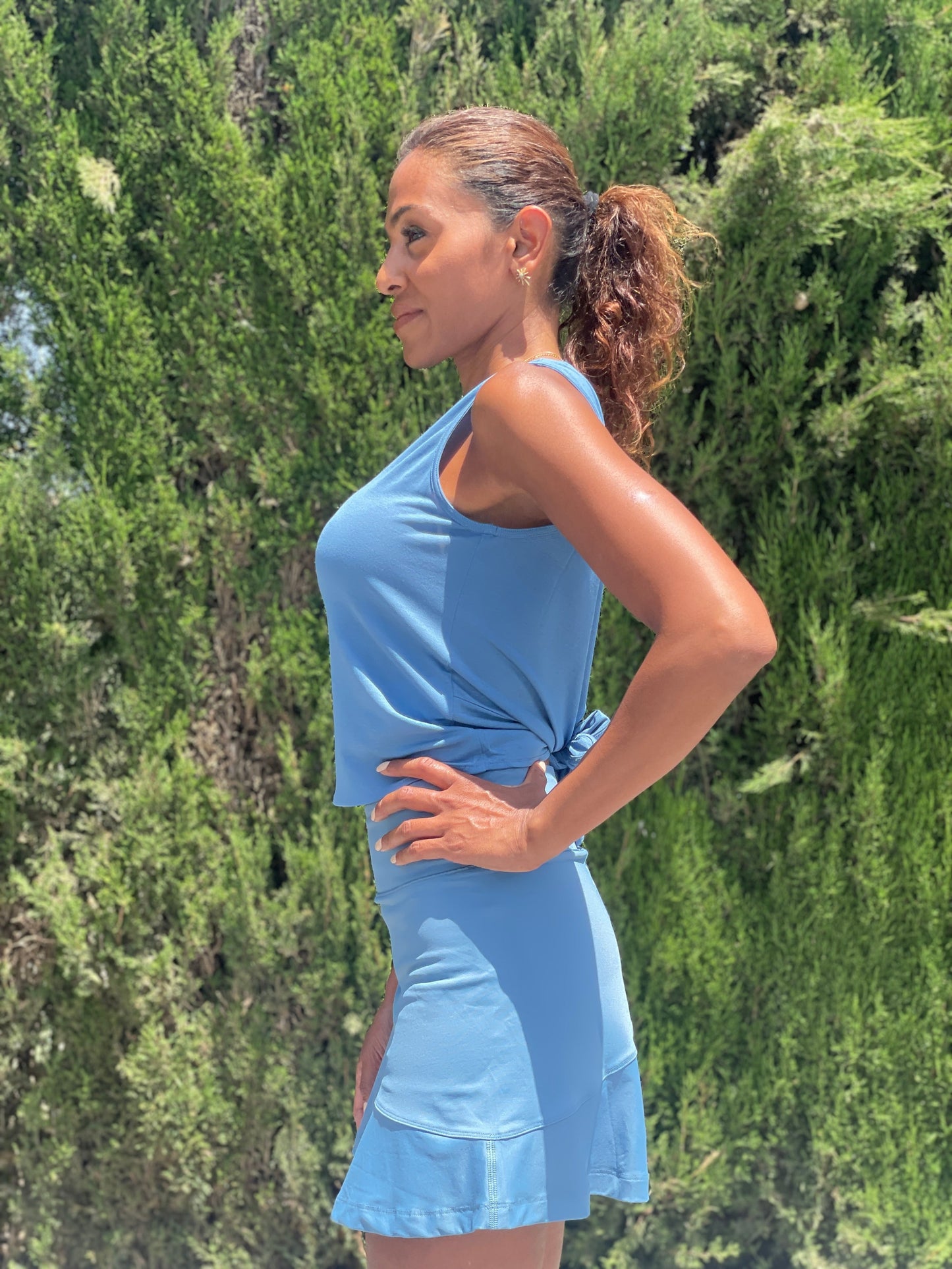 blue padel outfit with top and skirt. knot at the back on the padeltop