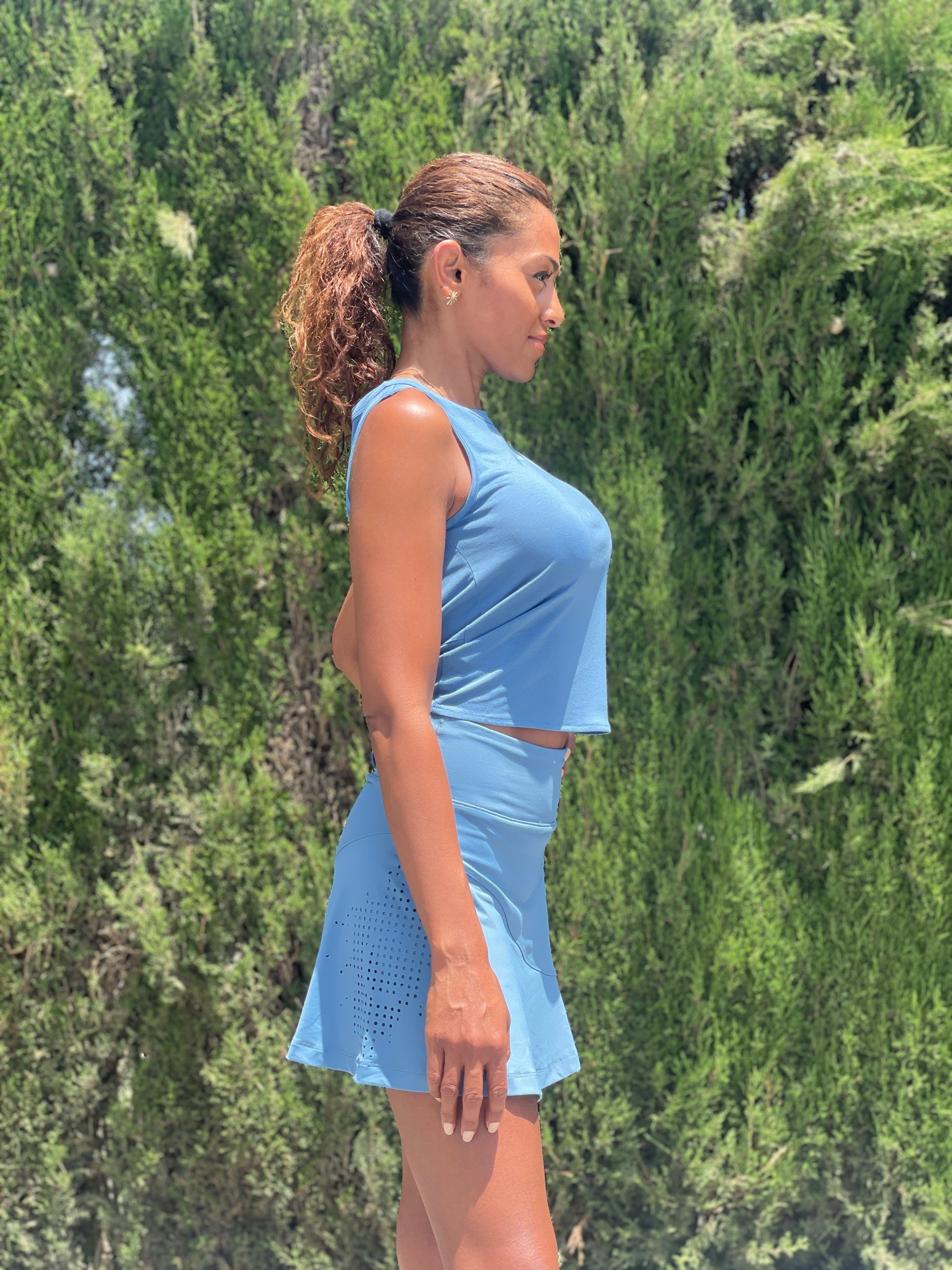 blue padel outfit with top and skirt. knot at the back on the padeltop